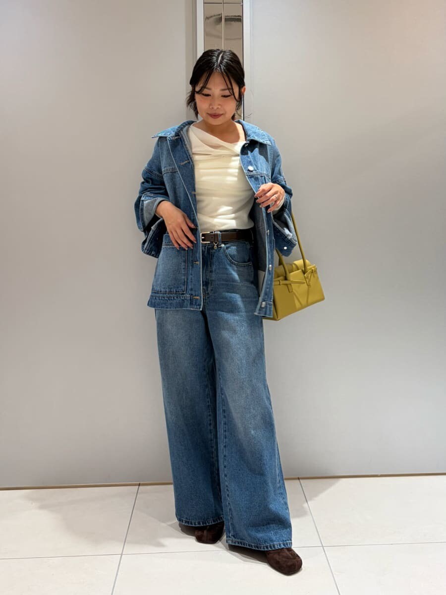 ホワイト系のTシャツ/カットソー、ブルー系のデニムジャケット、ブルー系のデニムパンツを着用したレディースの夏コーディネートの2枚目の写真