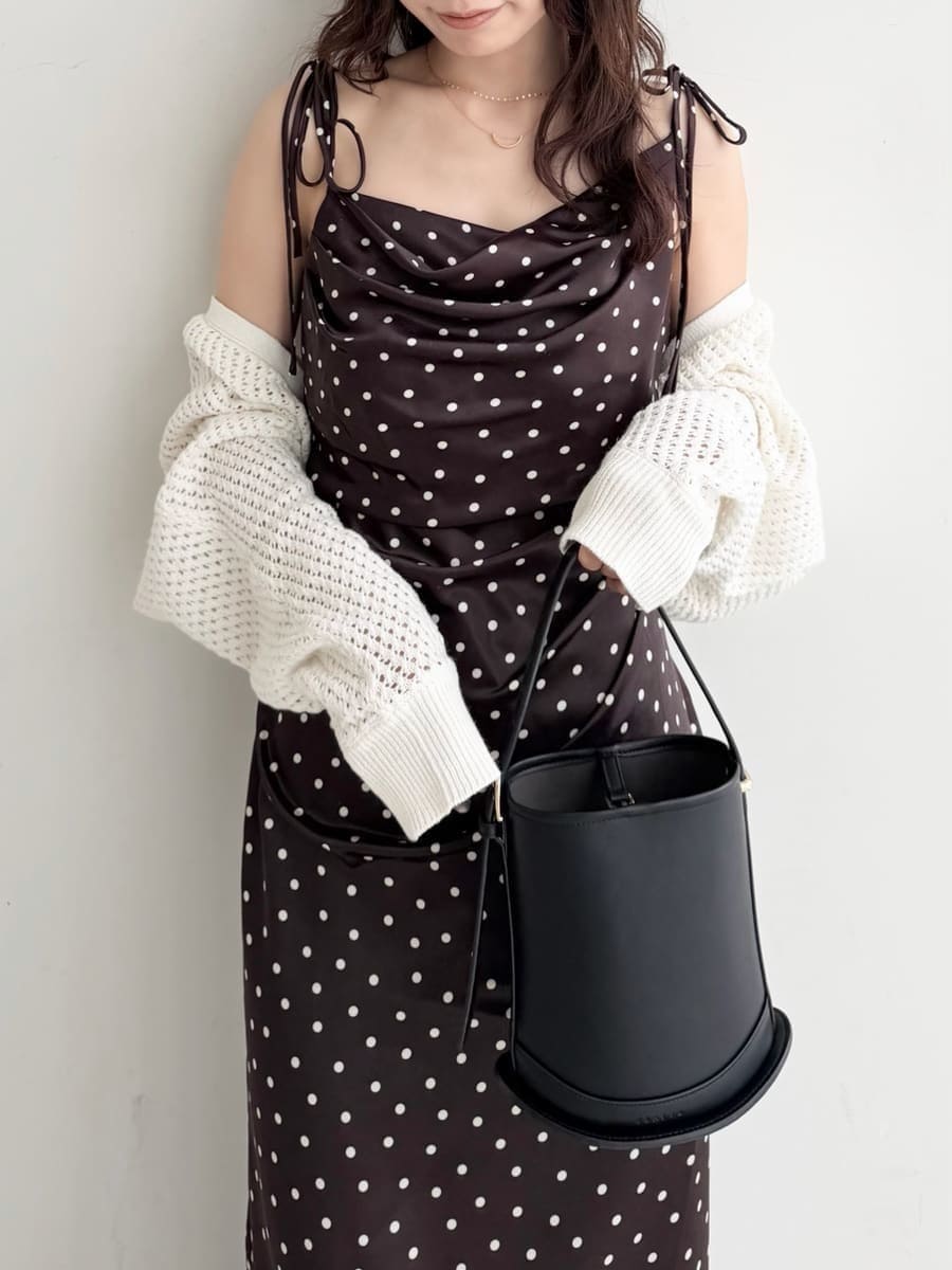 ブラウン系のワンピース、ホワイト系のカーディガン/ボレロ、ブラック系のハンドバッグを着用したレディースの冬コーディネートの10枚目の写真