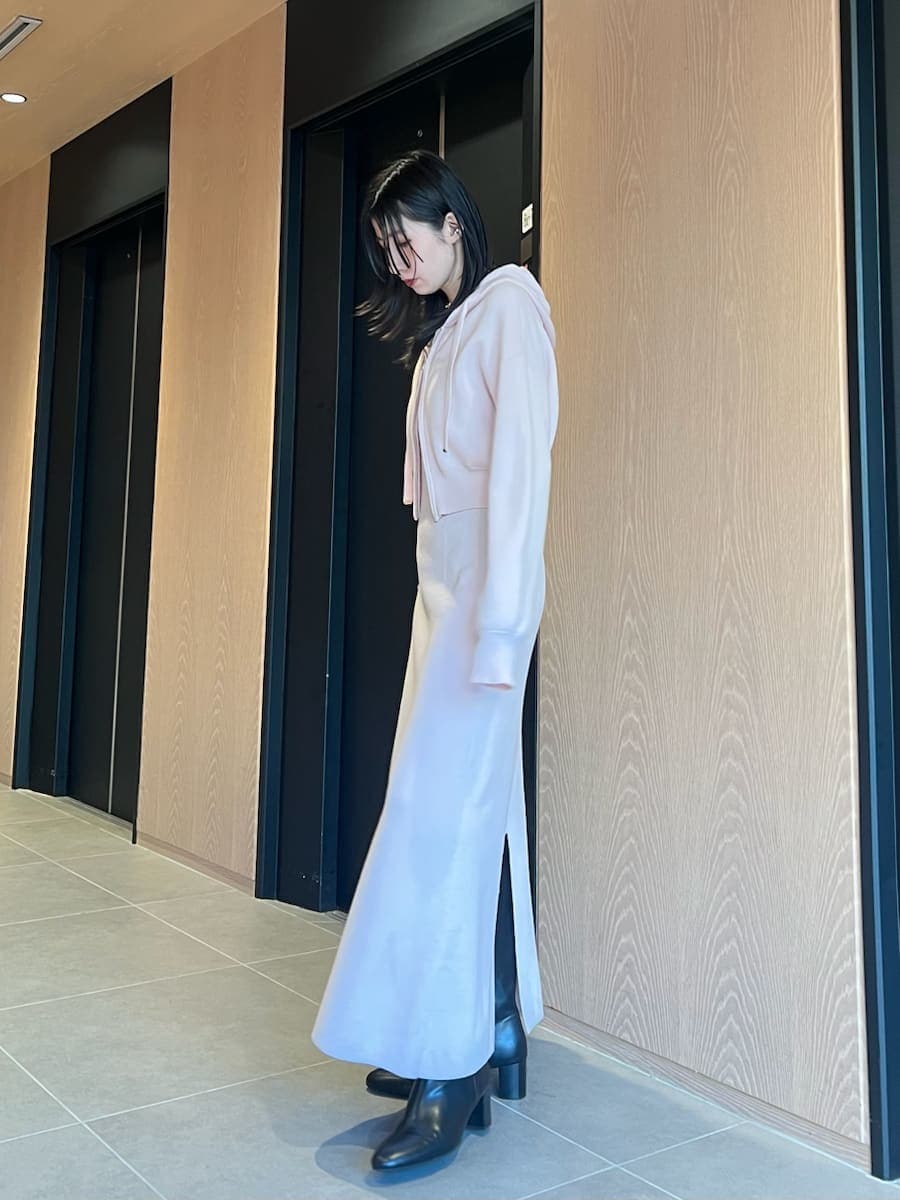 ブラック系のブーツ、グレー系のテーラードジャケットを着用したレディースの冬コーディネートの8枚目の写真