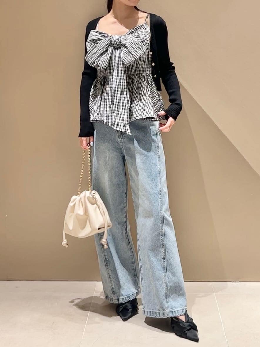 その他のキャミソール、ブラック系のカーディガン/ボレロを着用したレディースの春コーディネートの2枚目の写真