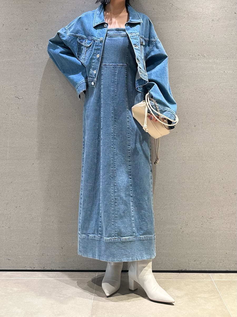 ブルー系のデニムジャケット、ブルー系のワンピースを着用したレディースの冬コーディネートの3枚目の写真