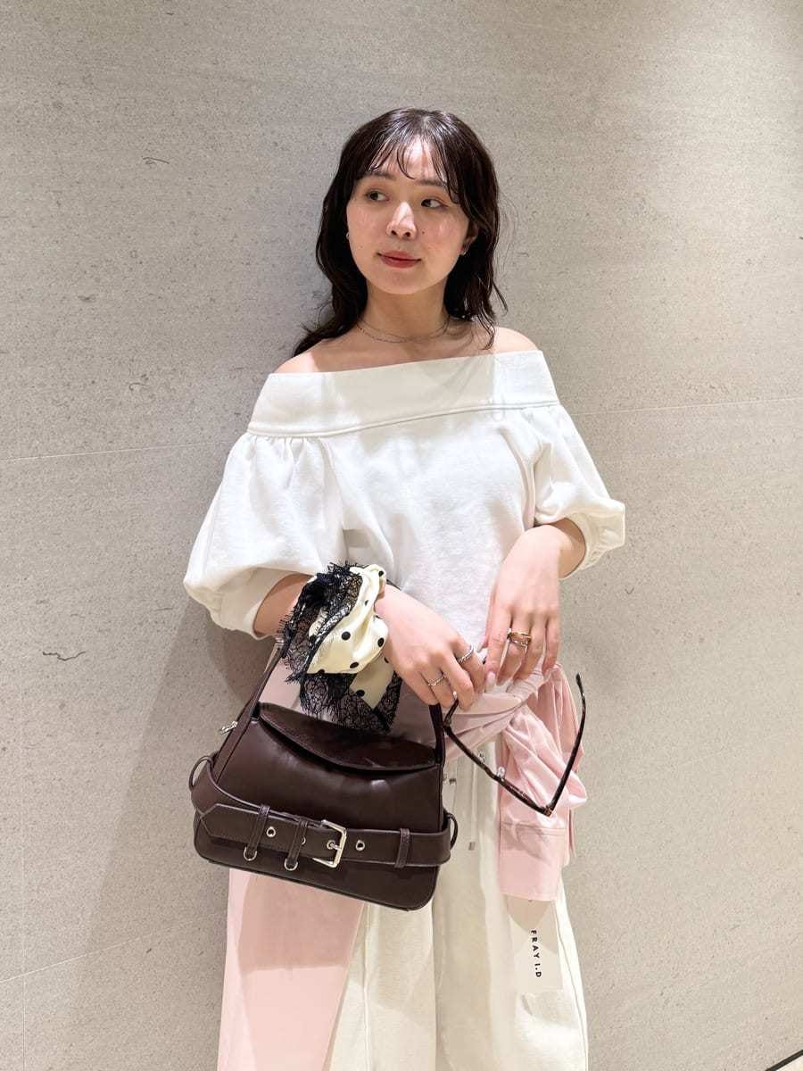 ホワイト系のスウェット、ホワイト系のその他パンツ、シルバー系のサンダルを着用したレディースの冬コーディネートの8枚目の写真