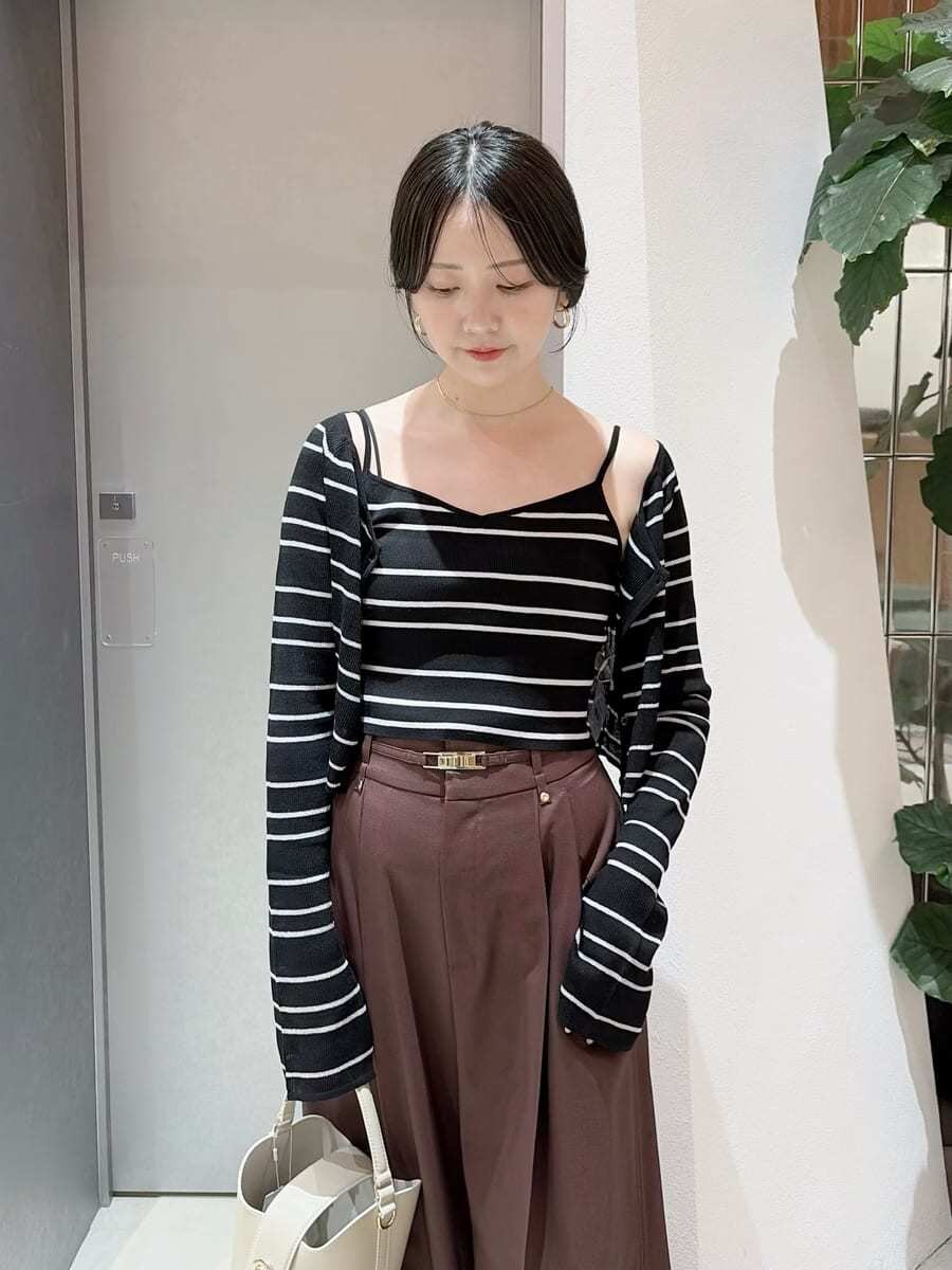 ブラウン系のその他ヘアアクセサリーを着用したレディースの夏コーディネートの9枚目の写真