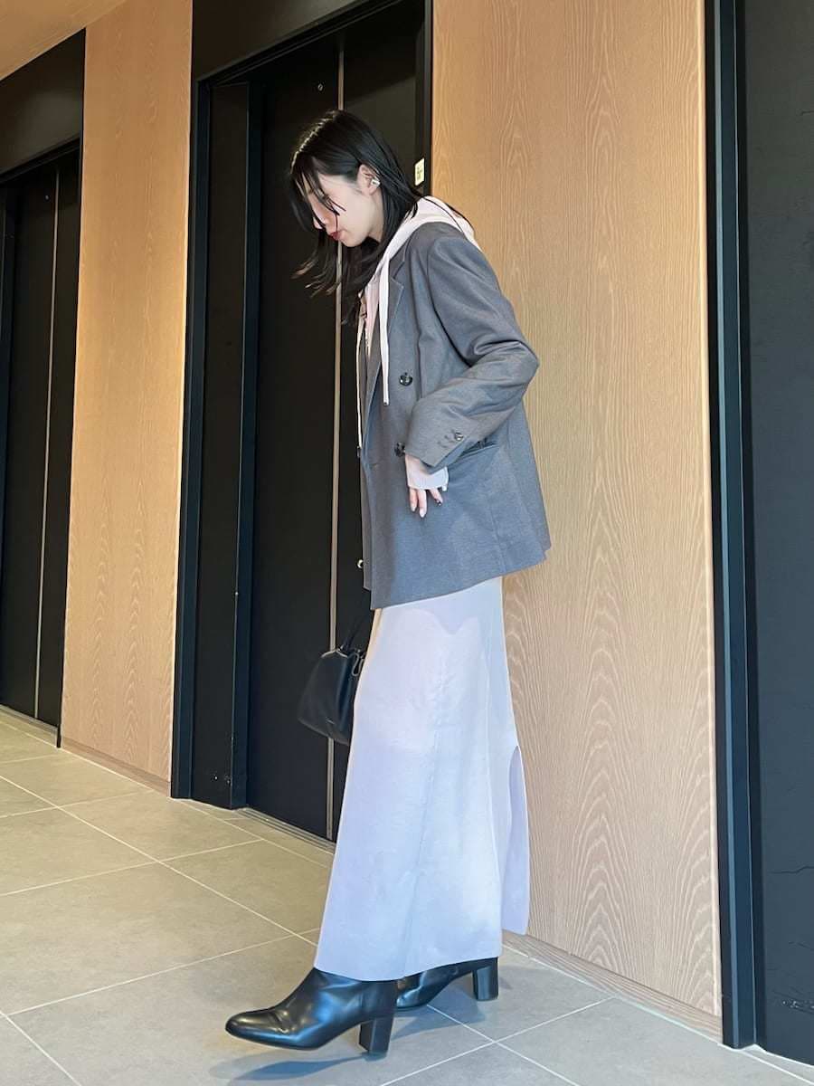 ブラック系のブーツ、グレー系のテーラードジャケットを着用したレディースの冬コーディネートの5枚目の写真