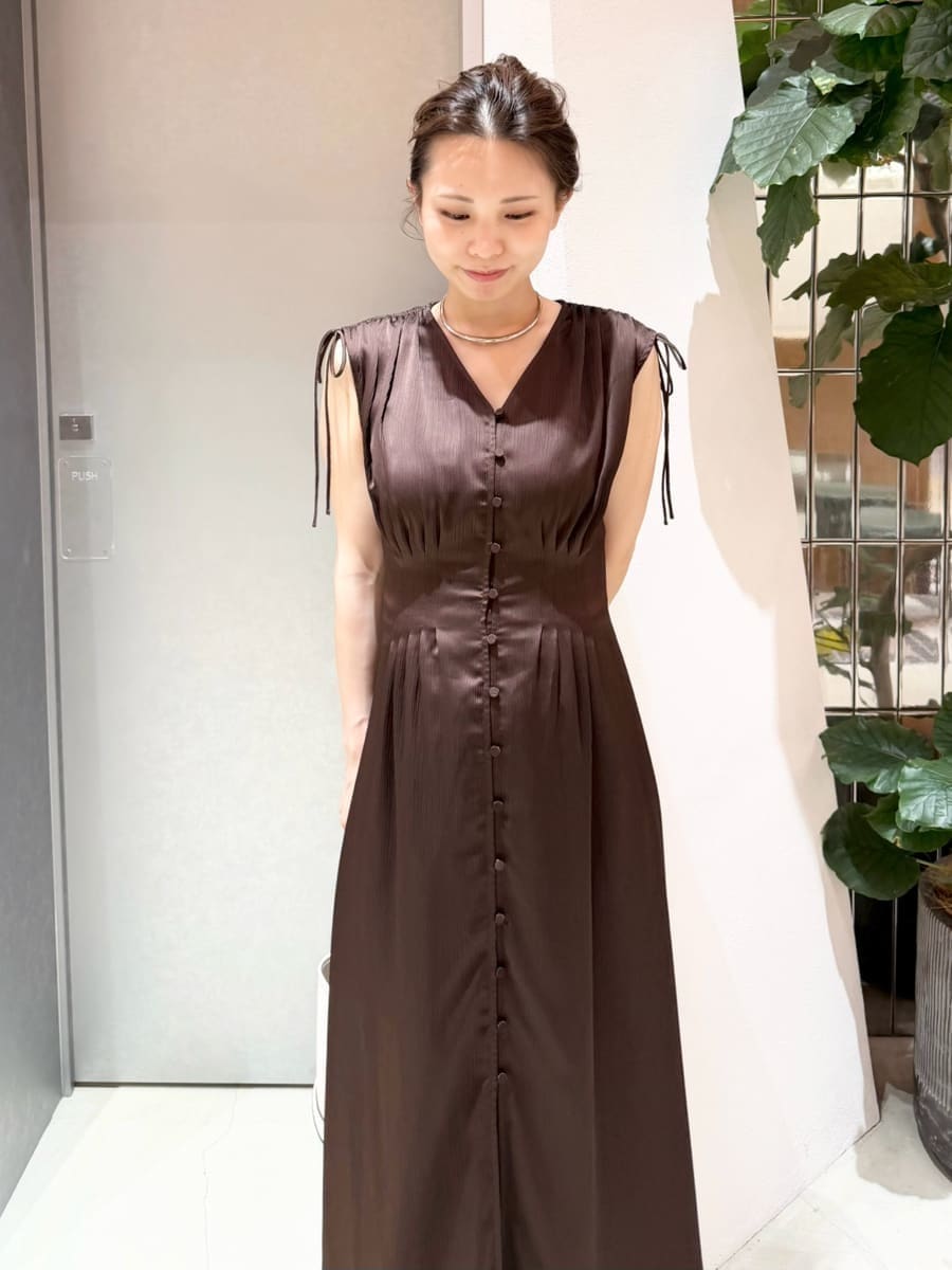 ホワイト系のハンドバッグ、その他のサンダル、ブラウン系のワンピースを着用したレディースの夏コーディネートの9枚目の写真