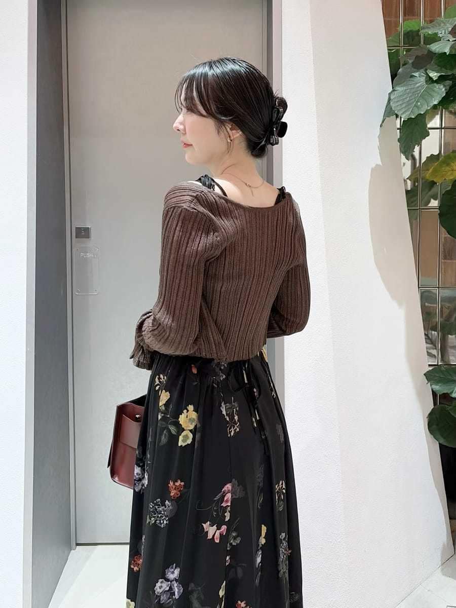 ブラック系のワンピース、ブラウン系のカーディガン/ボレロ、ブラック系のその他ヘアアクセサリーを着用したレディースの夏コーディネートの6枚目の写真