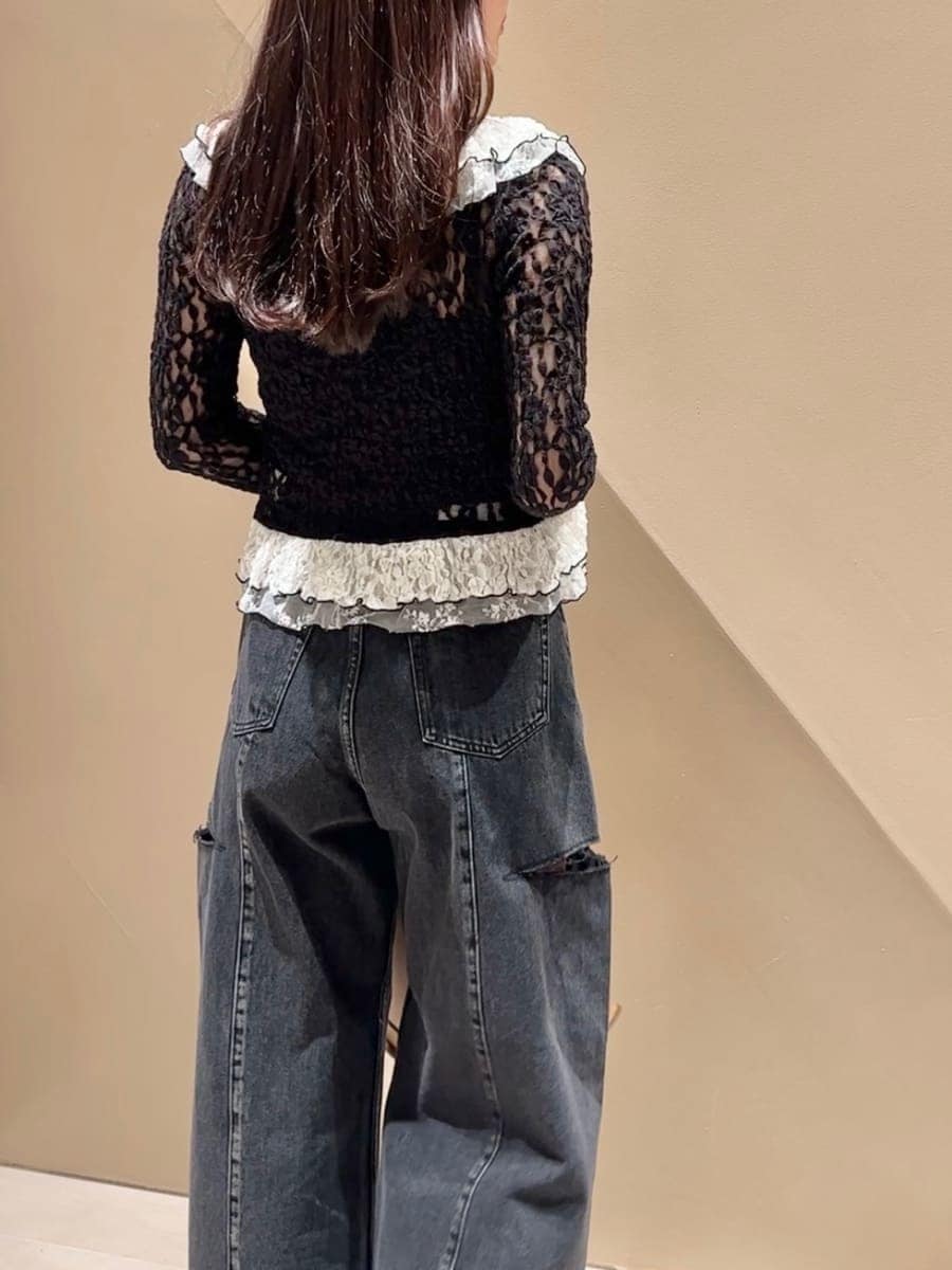 ブラック系のパンプス、ブラック系のデニムパンツ、その他のTシャツ/カットソーを着用したレディースの冬コーディネートの5枚目の写真