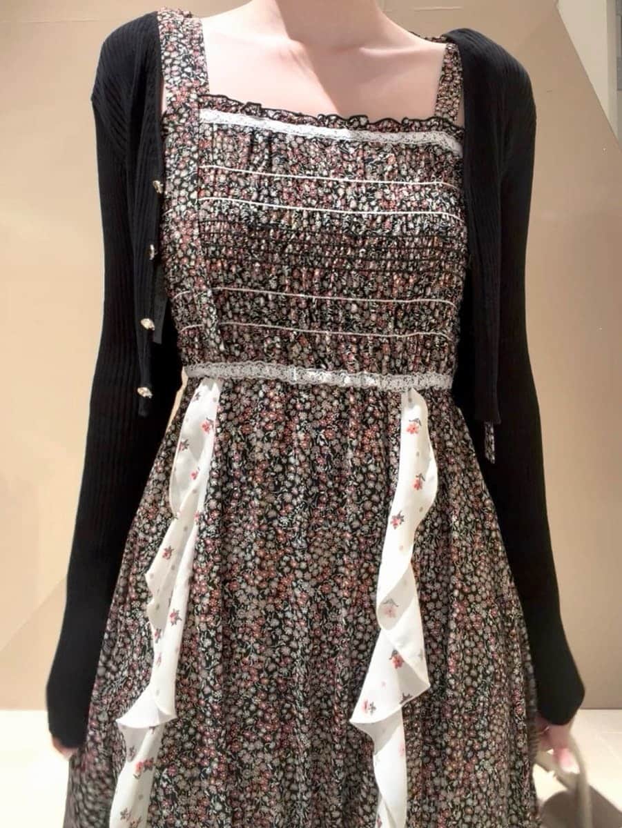 ブラック系のカーディガン/ボレロ、ブラック系のドレス、ブラック系のその他ヘアアクセサリーを着用したレディースの春コーディネートの10枚目の写真