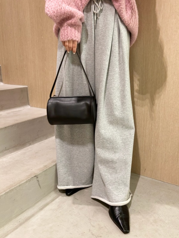 「ブーツ、低身長、ショルダーバッグ、ワイドパンツ、スウェット、ニット、イエベ、イエベ秋、骨格ストレート」｜「FRAY I.DのウールアルパカＶネックプルオーバー（ニット/セーター、ピンク系）」を使った、FRAY I.Dさん（レディース・150cm）の冬コーディネートの5枚目の写真