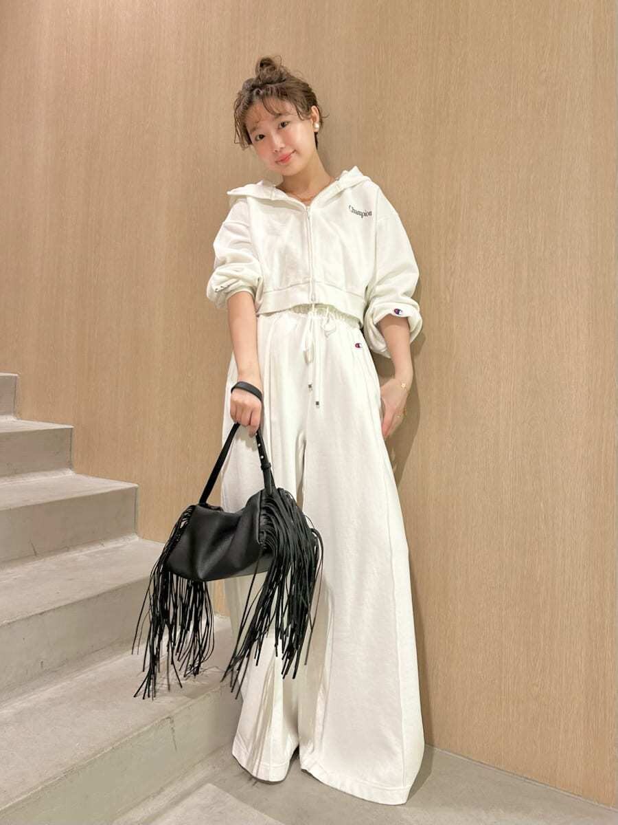 ホワイト系のスウェット、ホワイト系のその他パンツ、ブラック系のハンドバッグを着用したレディースの冬コーディネートの5枚目の写真