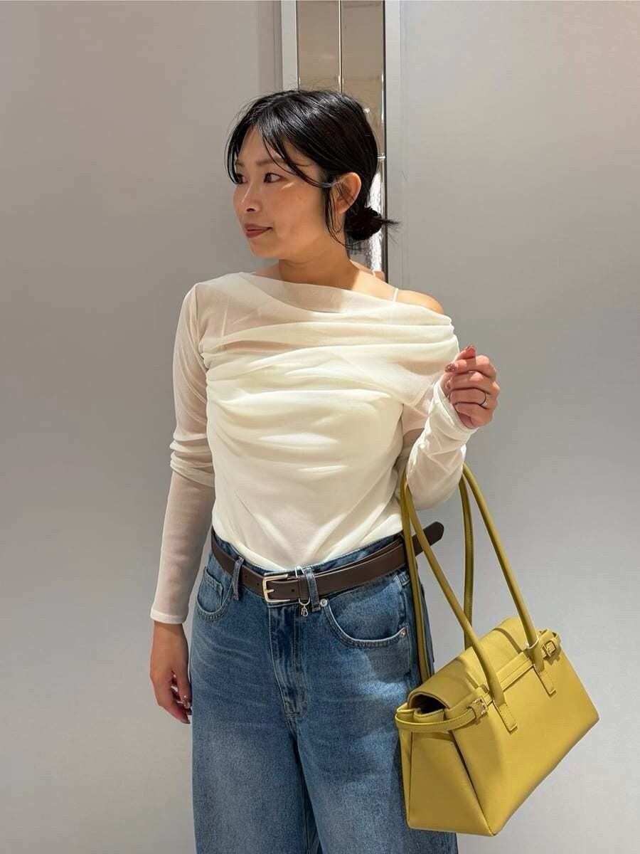 ホワイト系のTシャツ/カットソー、ブルー系のデニムジャケット、ブルー系のデニムパンツを着用したレディースの夏コーディネートの8枚目の写真