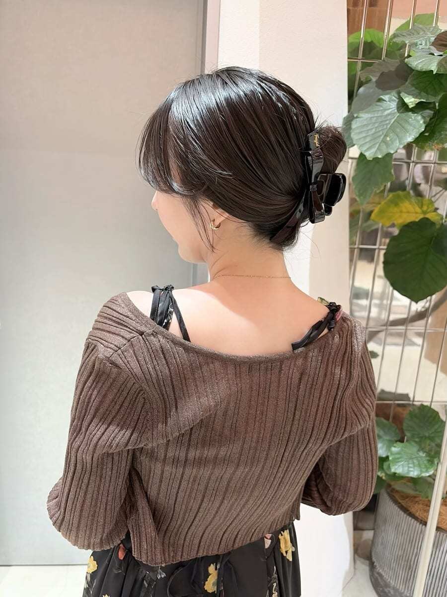 ブラック系のワンピース、ブラウン系のカーディガン/ボレロ、ブラック系のその他ヘアアクセサリーを着用したレディースの夏コーディネートの8枚目の写真