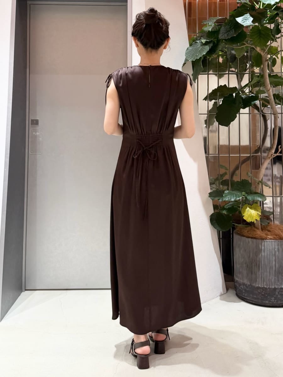 ホワイト系のハンドバッグ、その他のサンダル、ブラウン系のワンピースを着用したレディースの夏コーディネートの7枚目の写真