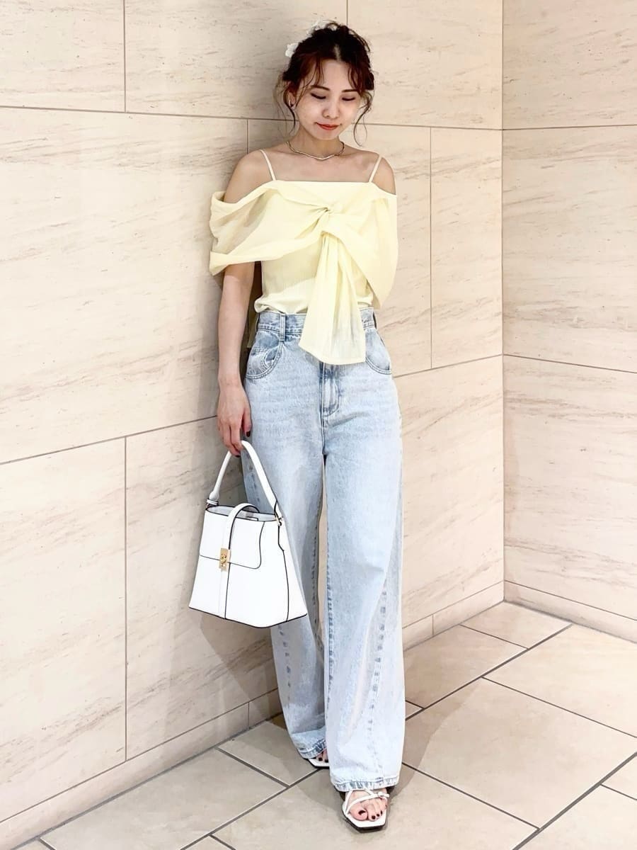 「デートコーデ、サンダル、ストレートパンツ、ワイドパンツ、デニム、パンツ、ブラウス、イエベ、骨格ナチュラル、ハンドバッグ」｜「FRAY I.Dのノットデザインカットコンビトップス（Tシャツ/カットソー、イエロー系）」を使った、FRAY I.Dさん（レディース・159cm）の春コーディネートの6枚目の写真