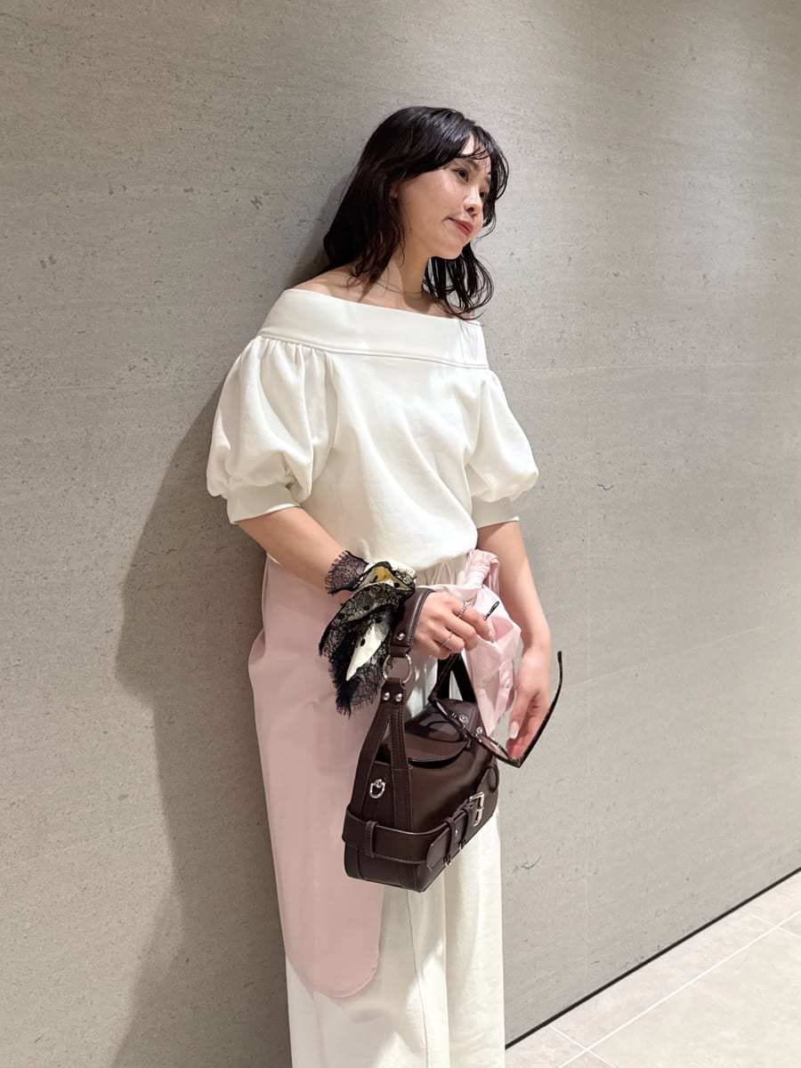 ホワイト系のスウェット、ホワイト系のその他パンツ、シルバー系のサンダルを着用したレディースの冬コーディネートの9枚目の写真