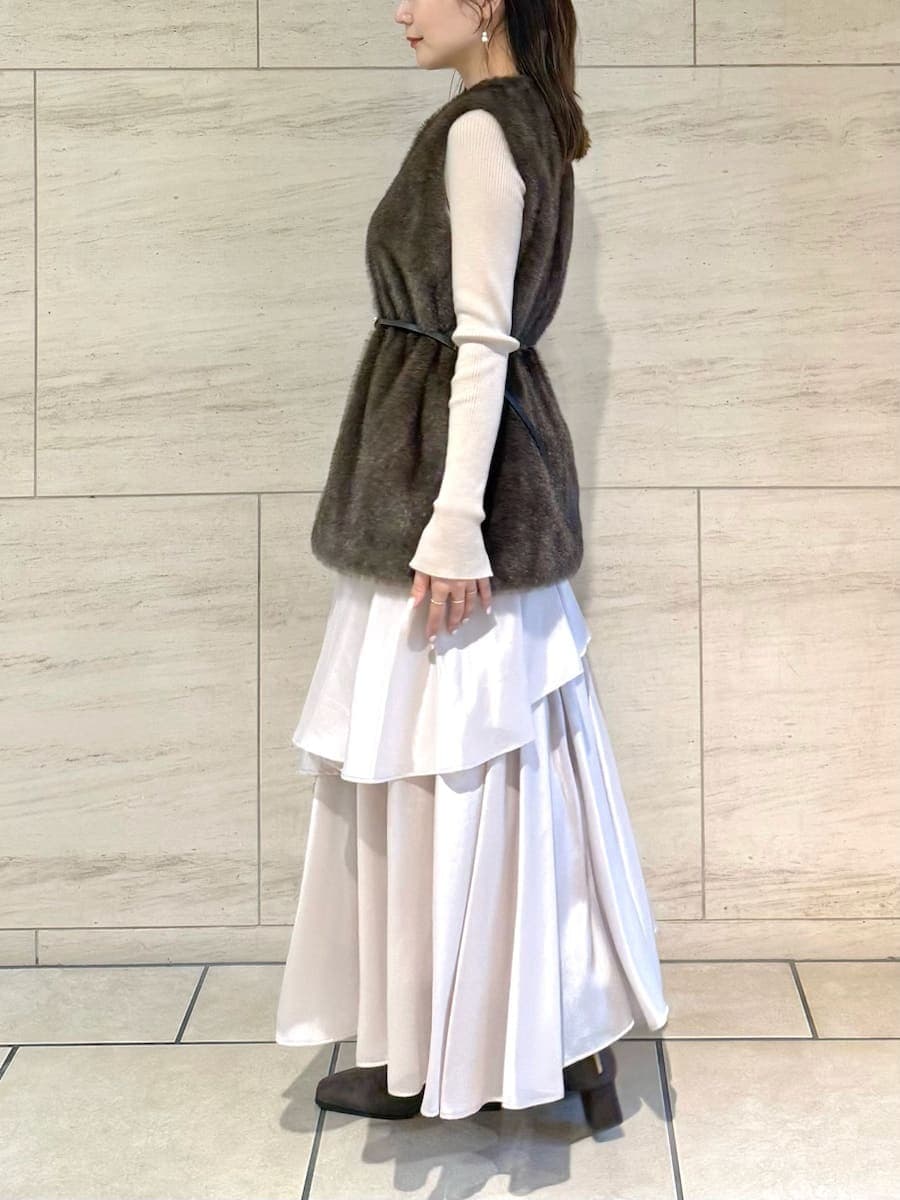 ブラウン系のその他アウター、ベージュ系のワンピース、ブラウン系のブーツを着用したレディースの秋コーディネートの4枚目の写真