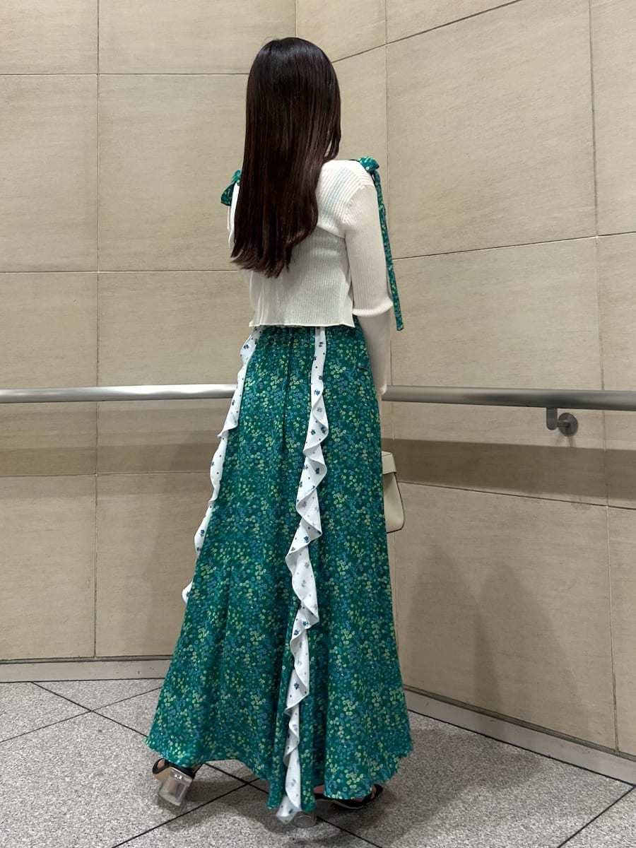 ホワイト系のカーディガン/ボレロ、ベージュ系のハンドバッグ、ブラック系のサンダルを着用したレディースの春コーディネートの3枚目の写真