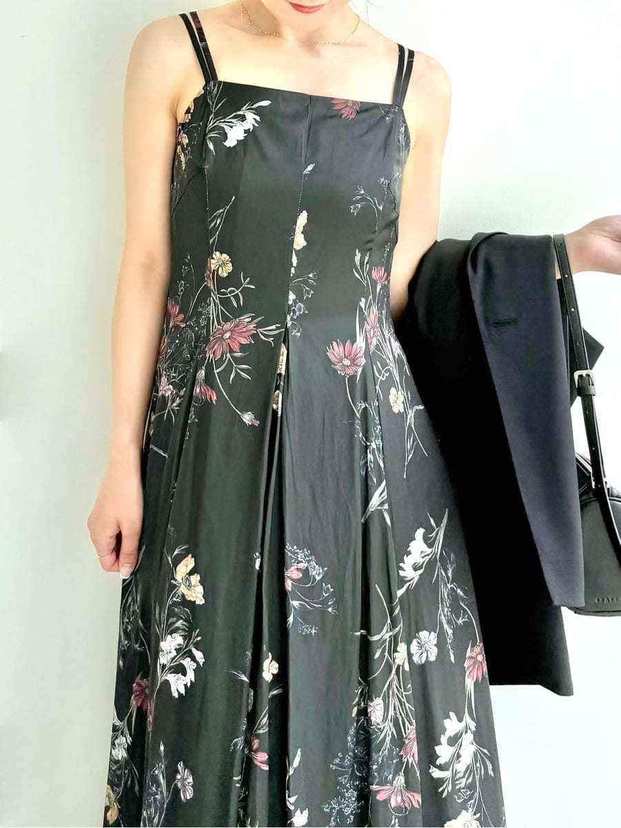 「デートコーデ、高身長、低身長、ショルダーバッグ、フレアスカート、ロングスカート、マキシワンピース、ジャケット、パーティ、二次会、サテン、ウォッシャブル、花柄、ワンピース、ハイウエスト」｜「FRAY I.Dの【00サイズ】ボタニカルプリントキャミソールワンピース／ウォッシャブル（ワンピース、ブラック系）」を使った、FRAY I.Dさん（レディース・158cm）の夏コーディネートの9枚目の写真