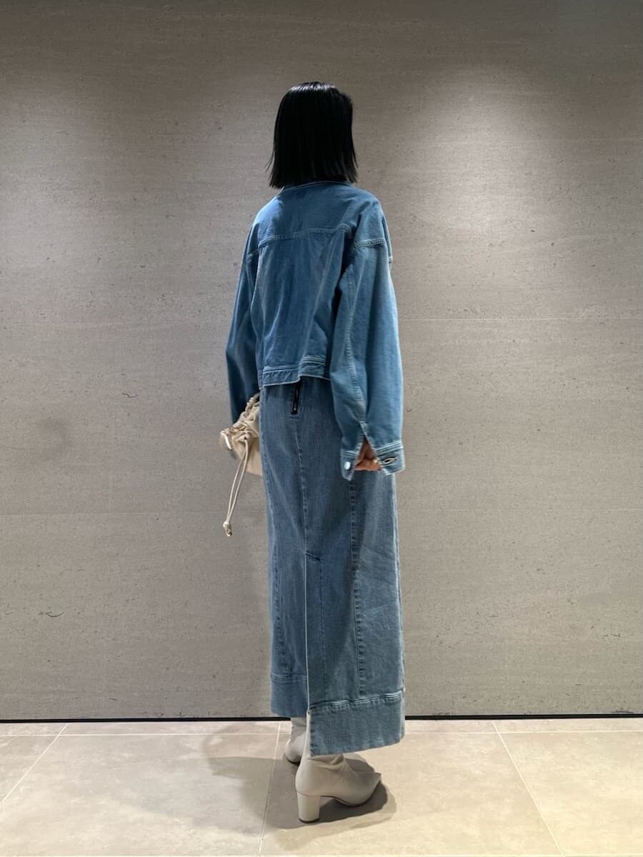 ブルー系のデニムジャケット、ブルー系のワンピースを着用したレディースの冬コーディネートの9枚目の写真