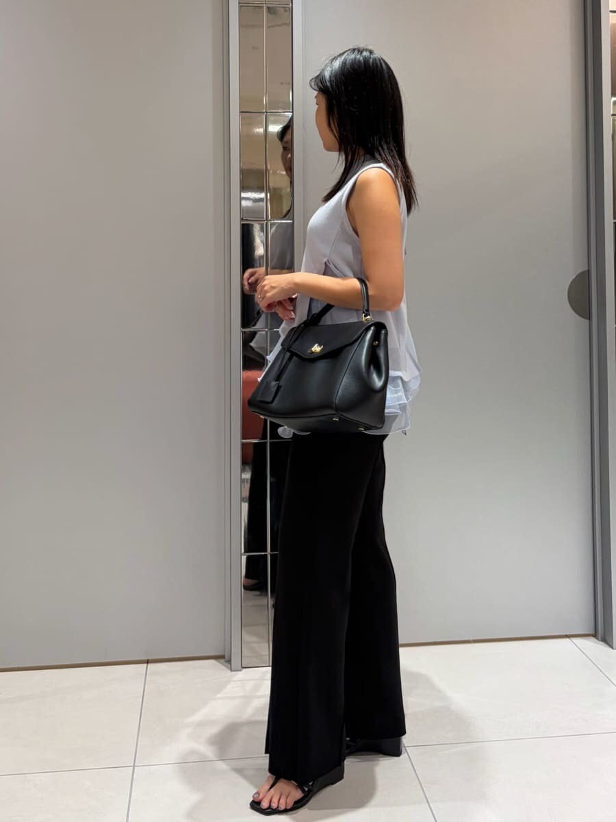 ブラック系のその他パンツ、ブラック系のサンダル、ブラック系のハンドバッグを着用したレディースの夏コーディネートの5枚目の写真