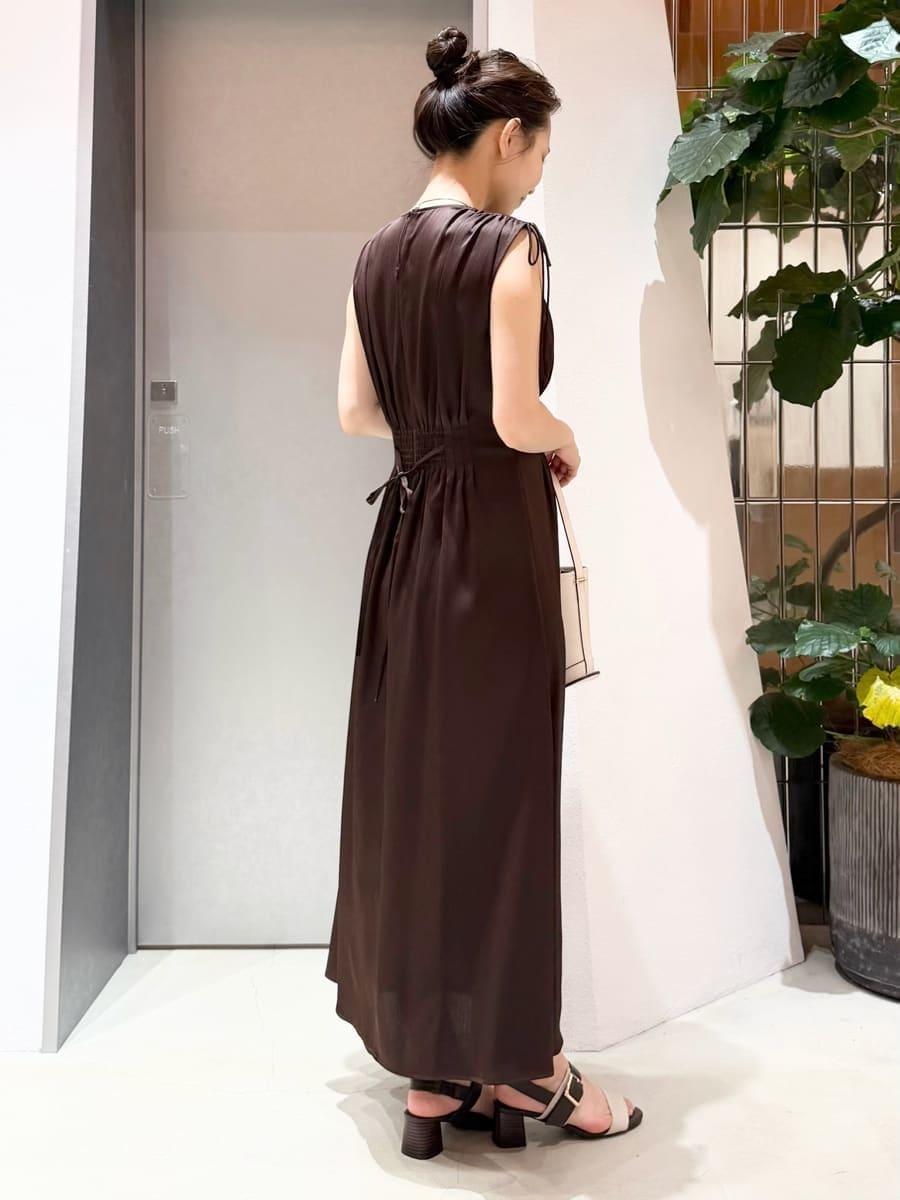 ホワイト系のハンドバッグ、その他のサンダル、ブラウン系のワンピースを着用したレディースの夏コーディネートの6枚目の写真