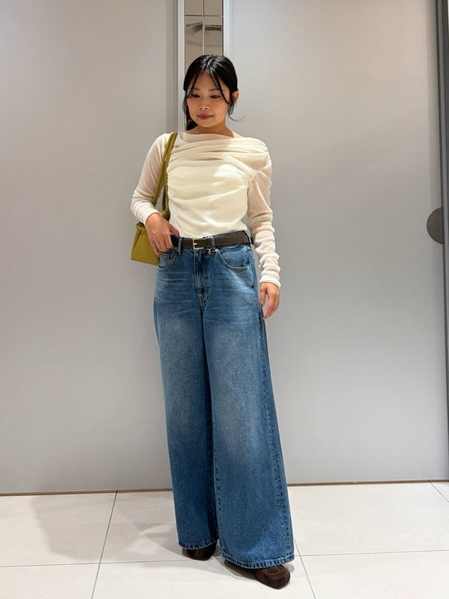 ホワイト系のTシャツ/カットソー、ブルー系のデニムジャケット、ブルー系のデニムパンツを着用したレディースの夏コーディネートの7枚目の写真