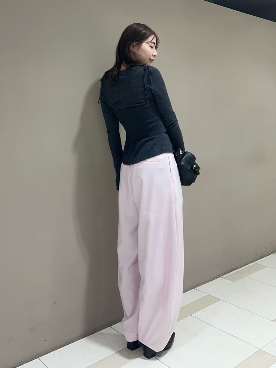 グレー系のカーディガン/ボレロ、グレー系のニット/セーター、ブラック系のショルダーバッグを着用したレディースの秋コーディネートの6枚目の写真