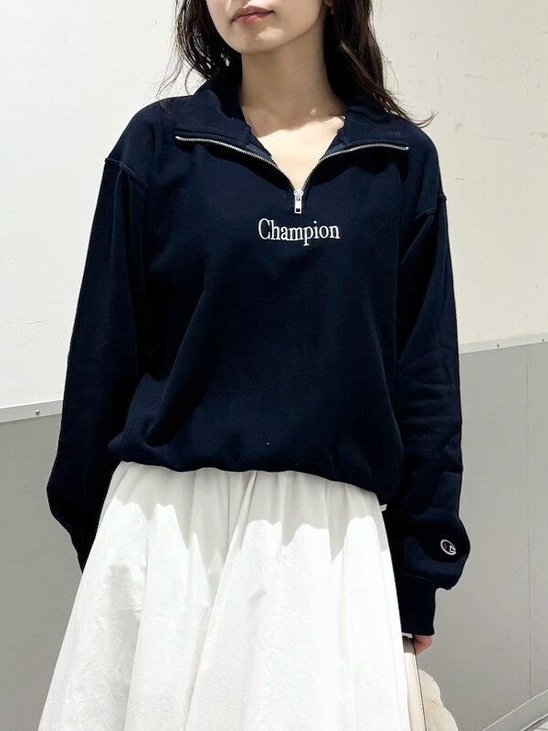 「デートコーデ、ショルダーバッグ、パンプス、フレアスカート、ロングスカート、チャンピオン、スカート、イエベ、骨格ナチュラル、ハンドバッグ」｜「FRAY I.Dの【Champion】リバースウィーブハーフジッププルオーバー（スウェット、ブルー系）」を使った、FRAY I.Dさん（レディース・159cm）の冬コーディネートの2枚目の写真