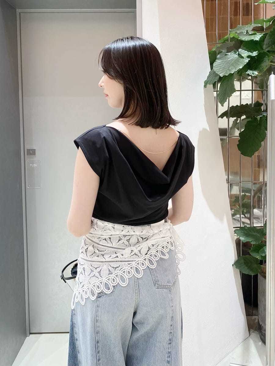ブラック系のサンダル、ブラック系のTシャツ/カットソー、ブルー系のデニムパンツを着用したレディースの夏コーディネートの8枚目の写真