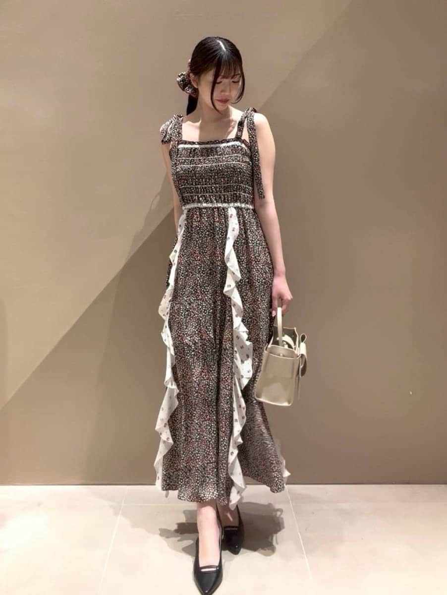 ブラック系のカーディガン/ボレロ、ブラック系のドレス、ブラック系のその他ヘアアクセサリーを着用したレディースの春コーディネートの2枚目の写真