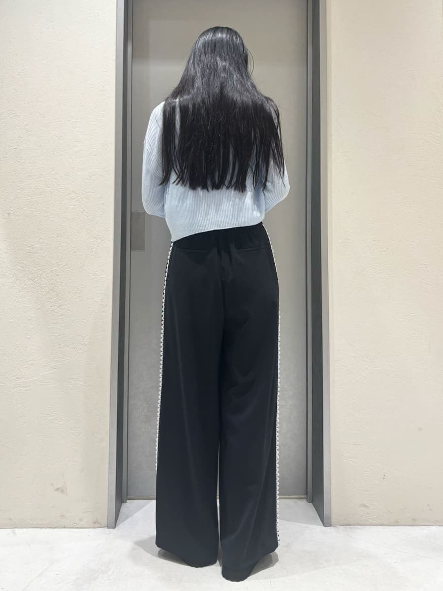 ホワイト系のキャミソール、ブルー系のハンドバッグ、ブルー系のその他パンツを着用したレディースの夏コーディネートの5枚目の写真