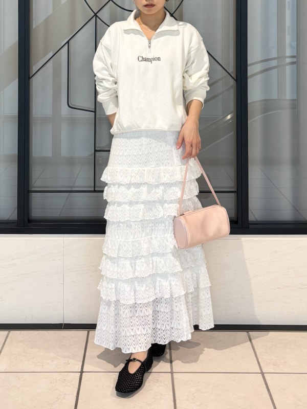 「パンプス、ロングスカート、スウェット、Champion、レース、チャンピオン、スカート、イエベ、骨格ナチュラル、ハンドバッグ」｜「FRAY I.Dの【Champion】リバースウィーブハーフジッププルオーバー（スウェット、ホワイト系）」を使った、FRAY I.Dさん（レディース・159cm）の春コーディネートの3枚目の写真