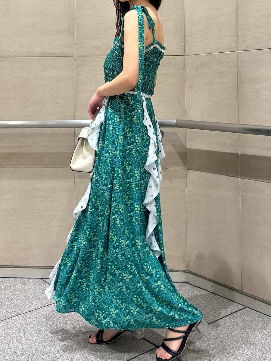 ホワイト系のカーディガン/ボレロ、ベージュ系のハンドバッグ、ブラック系のサンダルを着用したレディースの春コーディネートの5枚目の写真