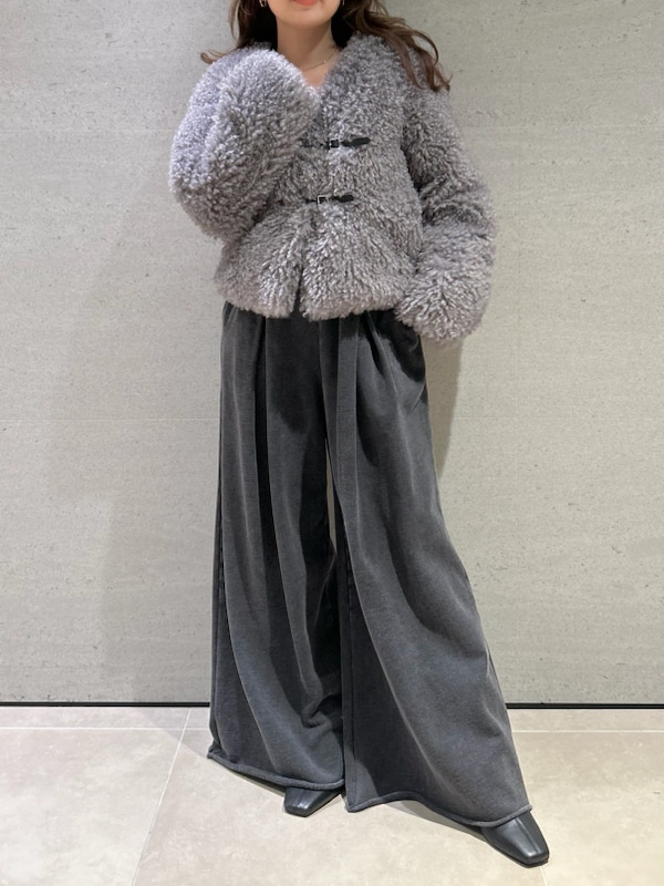 「デートコーデ、ブーツ、低身長、ワイドパンツ、ニット、アウター、イエベ、イエベ秋、骨格ストレート」｜「FRAY I.Dのバックルショートファージャケット（ブルゾン、グレー系）」を使った、FRAY I.Dさん（レディース・150cm）の冬コーディネートの8枚目の写真