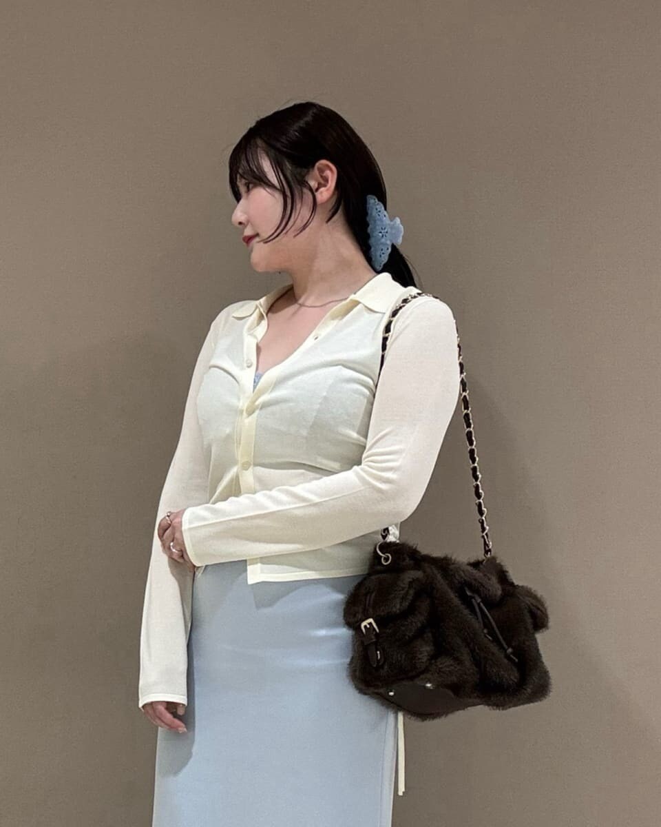 ブルー系のスカート、ホワイト系のシャツ/ブラウス、ブラウン系のショルダーバッグを着用したレディースの夏コーディネートの2枚目の写真