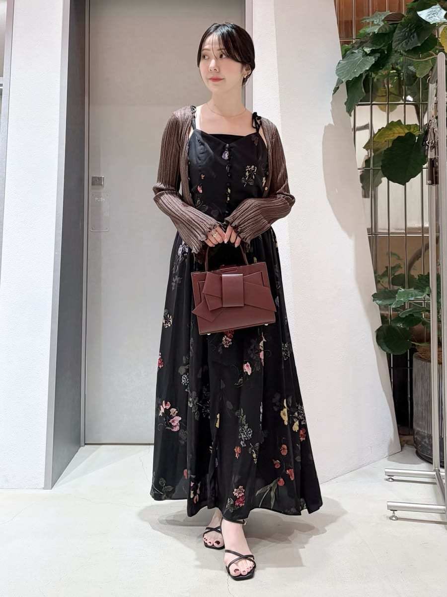 ブラック系のワンピース、ブラウン系のカーディガン/ボレロ、ブラック系のその他ヘアアクセサリーを着用したレディースの夏コーディネートの4枚目の写真