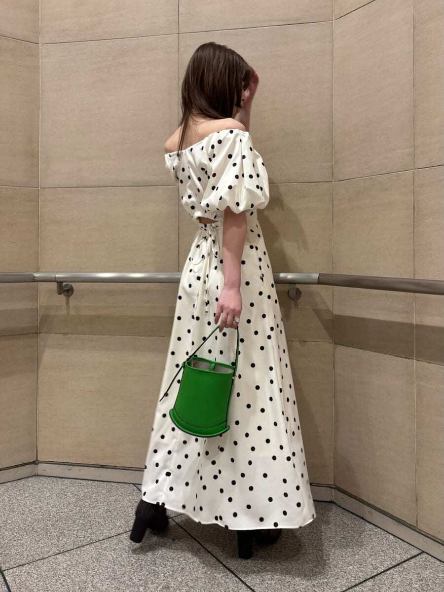 その他のワンピース、グリーン系のハンドバッグを着用したレディースの春コーディネートの4枚目の写真