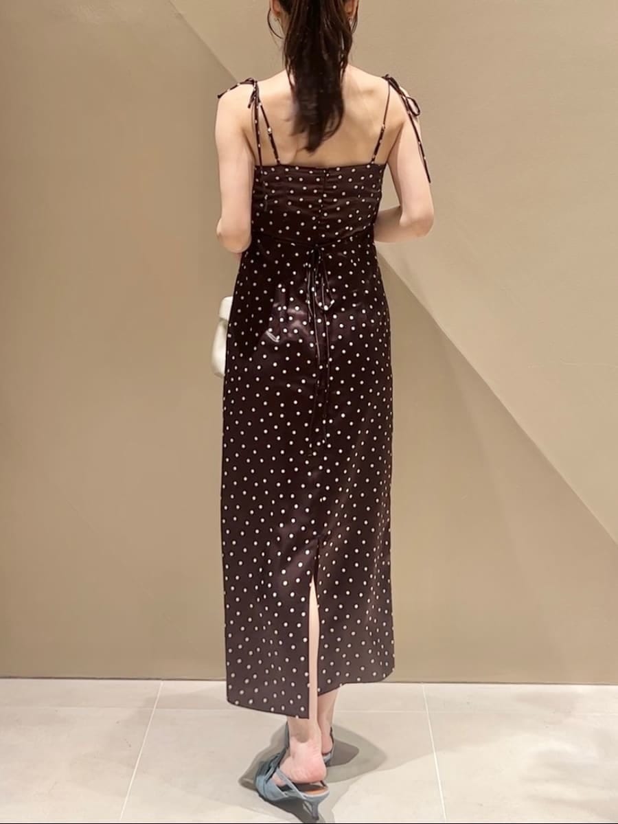 ブルー系のパンプス、ブラウン系のワンピース、ブルー系のテーラードジャケットを着用したレディースの冬コーディネートの5枚目の写真