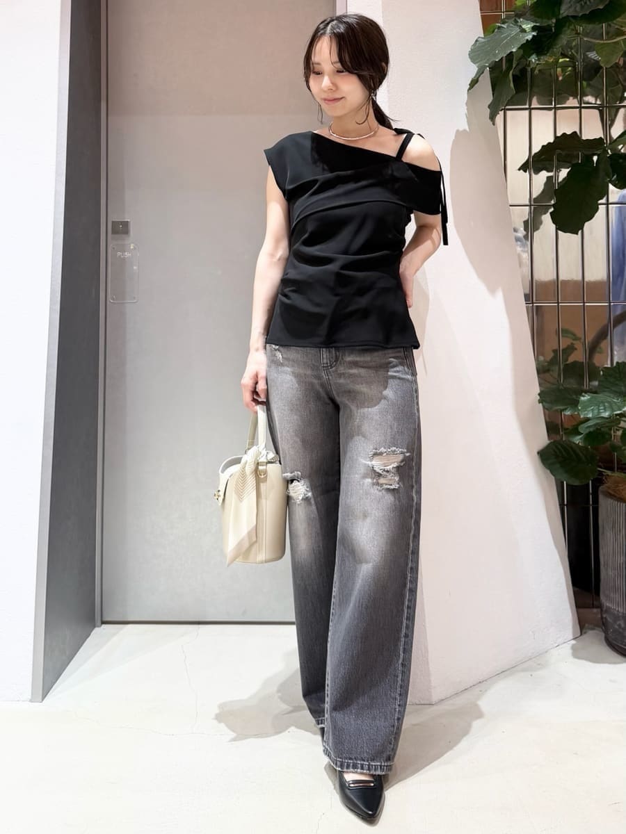 ブラック系のデニムパンツ、ブラック系のシャツ/ブラウス、シルバー系のネックレスを着用したレディースの夏コーディネートの10枚目の写真