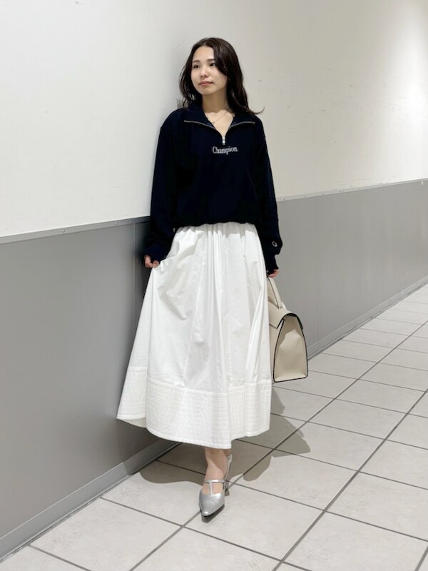 「デートコーデ、ショルダーバッグ、パンプス、フレアスカート、ロングスカート、チャンピオン、スカート、イエベ、骨格ナチュラル、ハンドバッグ」｜「FRAY I.Dの【Champion】リバースウィーブハーフジッププルオーバー（スウェット、ブルー系）」を使った、FRAY I.Dさん（レディース・159cm）の冬コーディネートの5枚目の写真