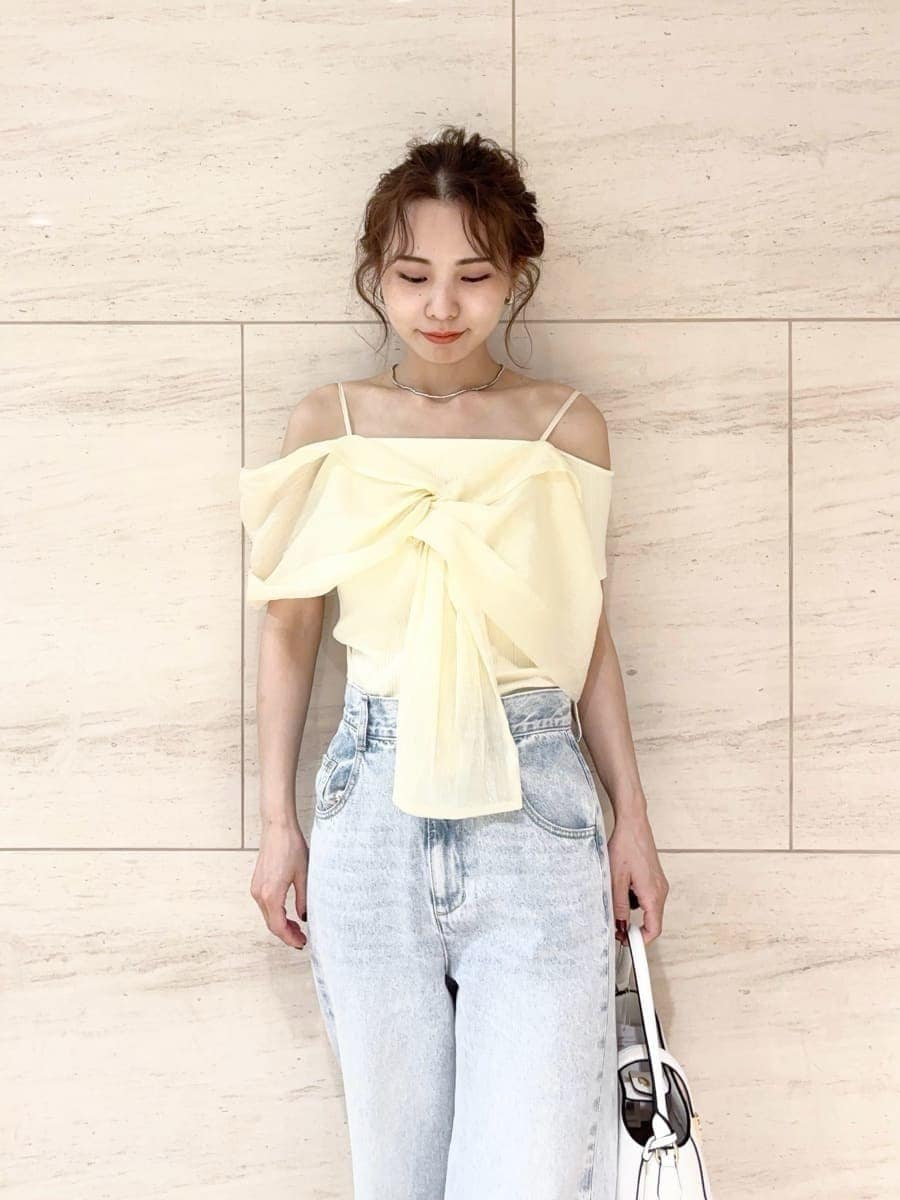 「デートコーデ、サンダル、ストレートパンツ、ワイドパンツ、デニム、パンツ、ブラウス、イエベ、骨格ナチュラル、ハンドバッグ」｜「FRAY I.Dのノットデザインカットコンビトップス（Tシャツ/カットソー、イエロー系）」を使った、FRAY I.Dさん（レディース・159cm）の春コーディネートの9枚目の写真
