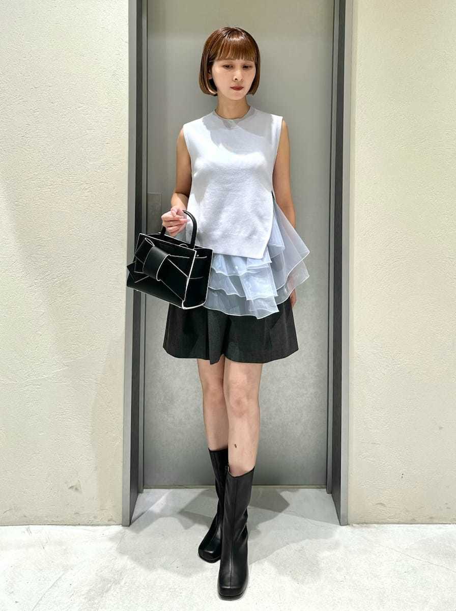 グレー系のその他パンツ、ブルー系のニット/セーターを着用したレディースの夏コーディネートの2枚目の写真