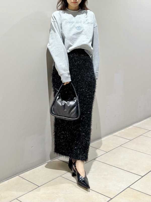 「デートコーデ、パンプス、タイトスカート、ロングスカート、スウェット、ニット、スカート、ハイウエスト、イエベ、骨格ナチュラル」｜「FRAY I.Dのロゴエンブロイダリークロップドスウェット（スウェット、グレー系）」を使った、FRAY I.Dさん（レディース・159cm）の冬コーディネートの4枚目の写真