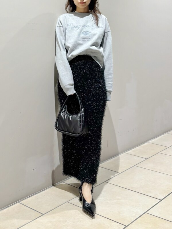「デートコーデ、パンプス、タイトスカート、ロングスカート、スウェット、ニット、スカート、ハイウエスト、イエベ、骨格ナチュラル」｜「FRAY I.Dのロゴエンブロイダリークロップドスウェット（スウェット、グレー系）」を使った、FRAY I.Dさん（レディース・159cm）の冬コーディネートの5枚目の写真