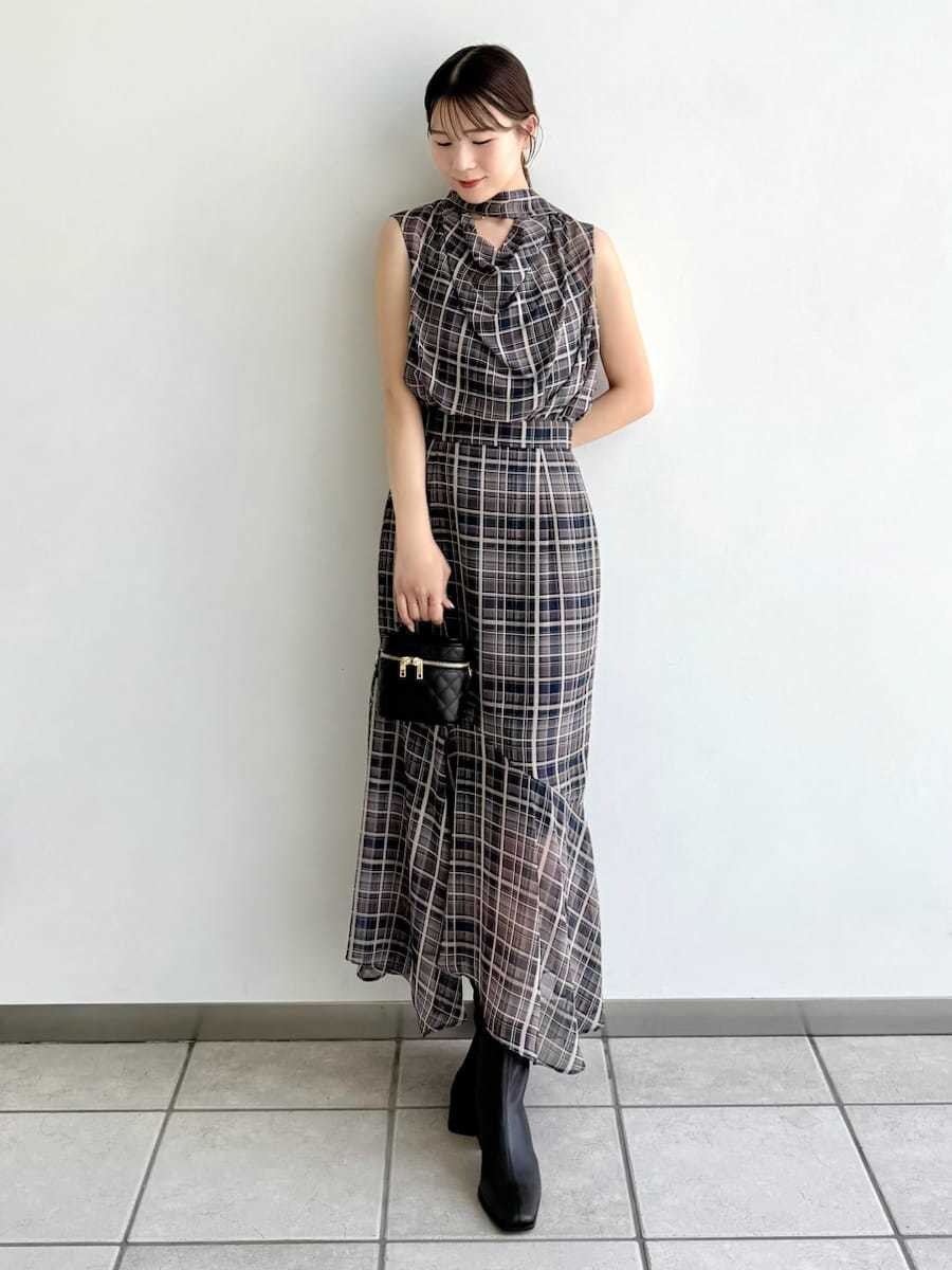 ブルー系のシャツ/ブラウス、ブルー系のスカート、ブラック系のブーツを着用したレディースの秋コーディネートの2枚目の写真