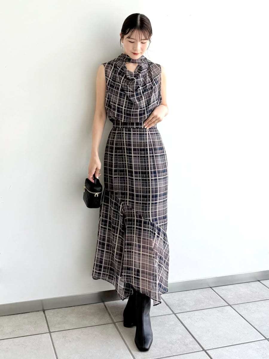 ブルー系のシャツ/ブラウス、ブルー系のスカート、ブラック系のブーツを着用したレディースの秋コーディネートの3枚目の写真