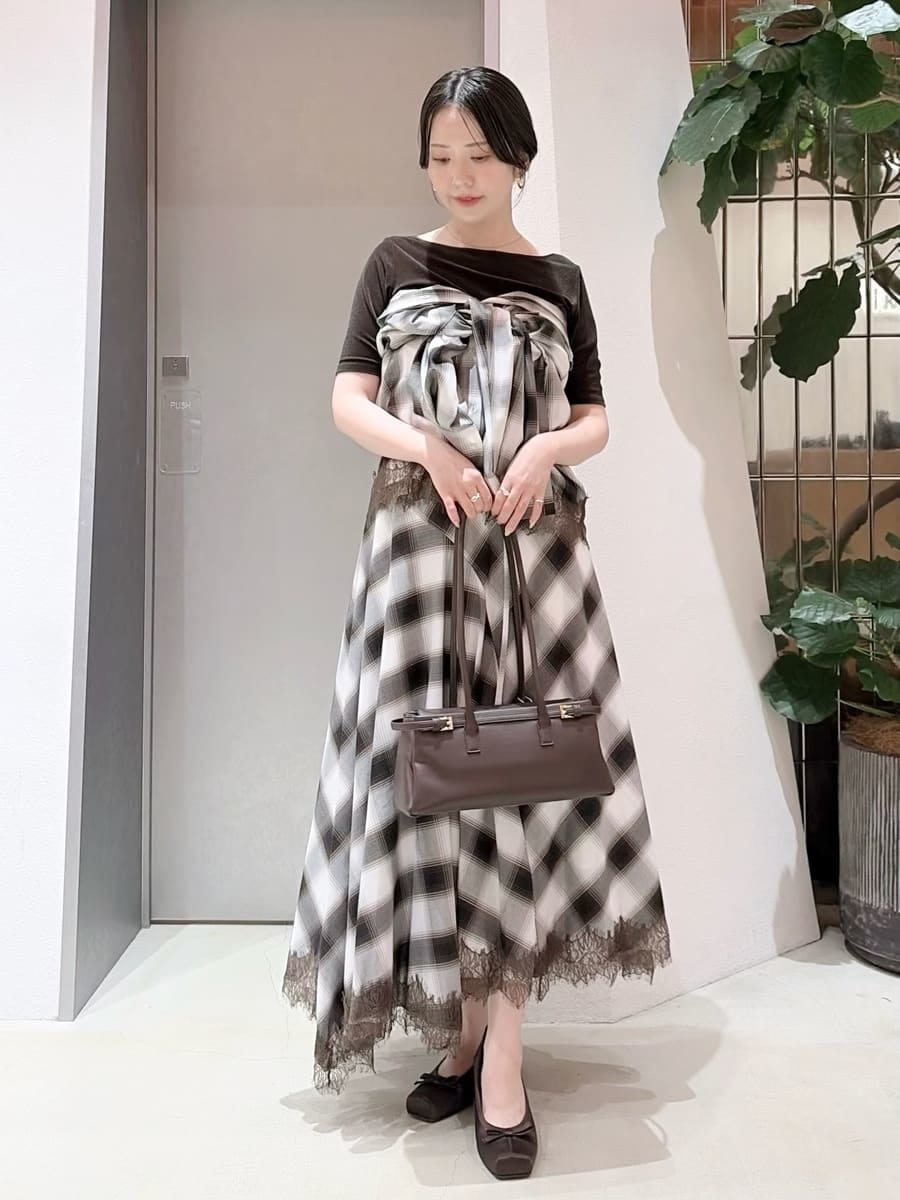 ブラウン系のTシャツ/カットソー、ホワイト系のシャツ/ブラウス、ブラウン系のその他シューズを着用したレディースの夏コーディネートの4枚目の写真