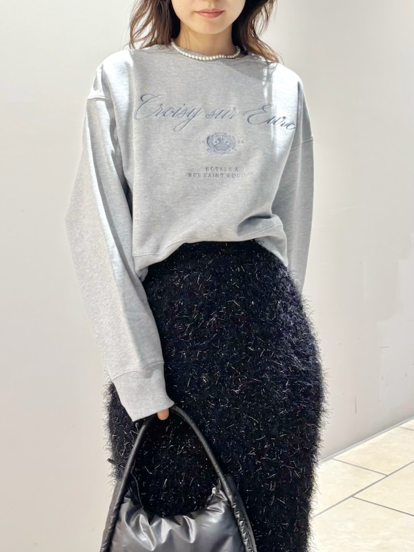 「デートコーデ、パンプス、タイトスカート、ロングスカート、スウェット、ニット、スカート、ハイウエスト、イエベ、骨格ナチュラル」｜「FRAY I.Dのロゴエンブロイダリークロップドスウェット（スウェット、グレー系）」を使った、FRAY I.Dさん（レディース・159cm）の冬コーディネートの2枚目の写真