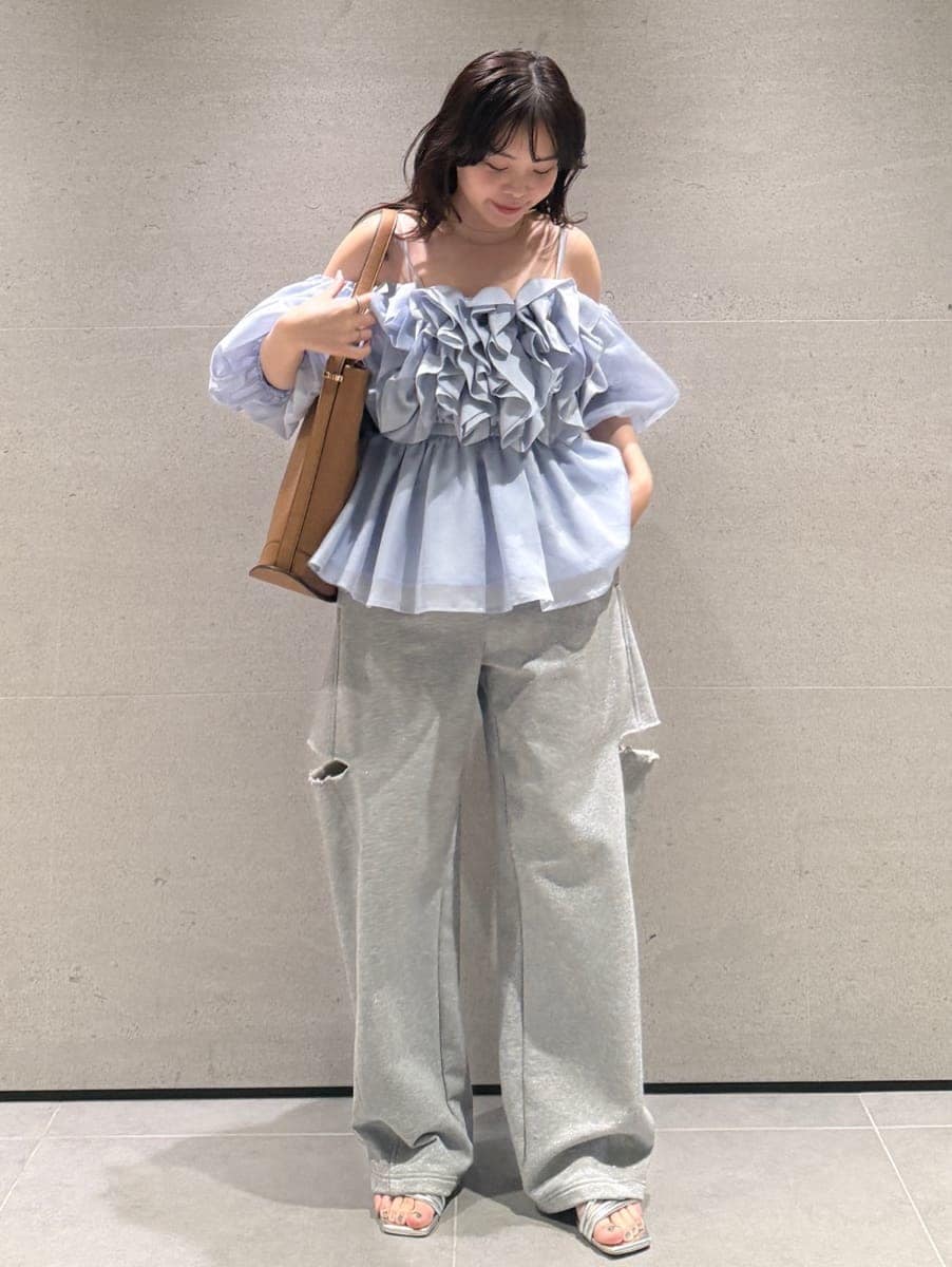 ブルー系のシャツ/ブラウス、シルバー系のサンダル、グレー系のその他パンツを着用したレディースの冬コーディネートの3枚目の写真