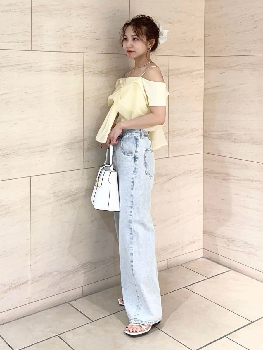 「デートコーデ、サンダル、ストレートパンツ、ワイドパンツ、デニム、パンツ、ブラウス、イエベ、骨格ナチュラル、ハンドバッグ」｜「FRAY I.Dのノットデザインカットコンビトップス（Tシャツ/カットソー、イエロー系）」を使った、FRAY I.Dさん（レディース・159cm）の春コーディネートの3枚目の写真